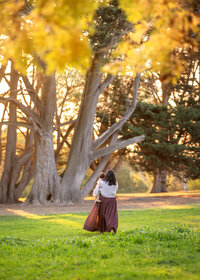 mother-and-child-under-tree-melbourne-family-photography