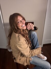 jules-smiling-over-shoulder