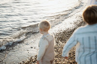 photo d'un petit garçon qui regarde la mer