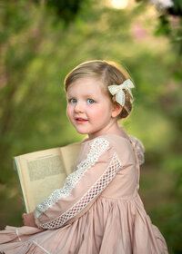 faye-girl-portrait-reading-book-in-melbourne-east-garden