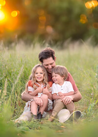family-hugging-sunset-bespoke-family-photography-melbourne