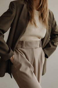 kaboompics_simplistic-sophistication-a-fashion-photoshoot-with-a-stunning-model-in-neutral-minimalist-outfits-30947