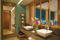 Junior Suite Garden View Bathroom