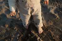 petite pieds d'enfant dans la sable à Montpellier