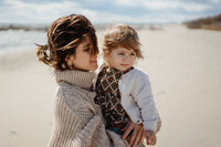 mère et fille a la plage