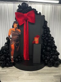 luxury event decor, red bow, black balloons