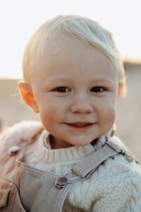 portrait d'un petit garçon à la plage
