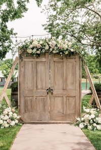 Alter at Steel Magnolia Barn Tennessee — Weddings & Events by Raina
