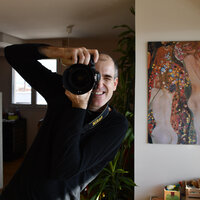 etienne-warnery-photographer-pointing-camera