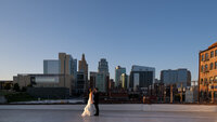 couple-union-kansas-city-skyline