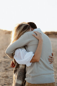 couple qui se prend dans les bras à la plage