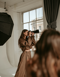 u6512682322_a_female_photographer_stands_in_a_bright_minimali_a342319a-691c-4653-bb2d-e8165541ae05_3