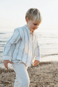 portrait d'un enfant à la plage