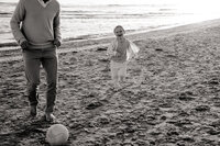 enfant qui court à la plage