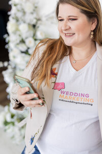 wedding-marketer-holding-iphone-IDo25_0750
