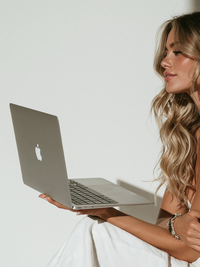 u6512682322_a_side_view_shows_a_woman_holding_a_silver_apple__41545a3c-6b6d-485d-a61f-d283a980bab2_2