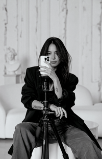 u6512682322_a_black_and_white_photograph_of_a_woman_with_long_5f487826-376d-443c-87dd-6cb38249819c_1