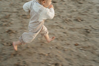 photo d'un enfant qui court à la plage