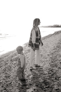 photo d'un mère et son fils à la plage
