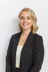 A classic professional portrait taken by Studio Roscher of a female professional smiling in a studio