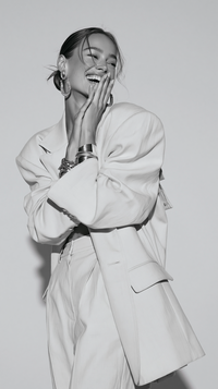 u6512682322_a_black_and_white_studio_portrait_of_a_woman_stan_9622c1d8-20aa-4acf-892e-997e841af484_0