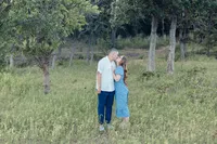 wide-shot-couple-kissing