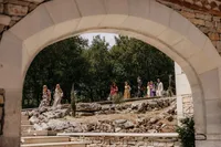 gasten arriveren bij domain de sourbil in frankrijk