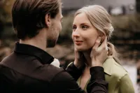 koppelshoot tijdens bruiloft in de herfst groene trouwjurk
