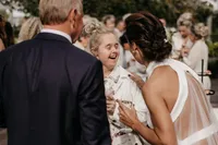 felicitatie tijdens borrel op een bruiloft