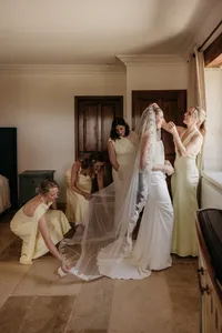getting ready met bruidsmeisjes in de ochtend van bruiloft