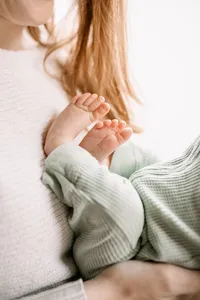 lifestyle newborn photographer in woodbury mn
