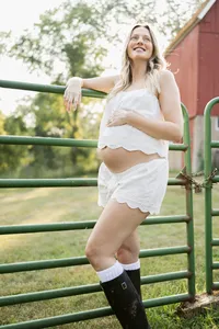 outdoor styled maternity session near woodbury mn