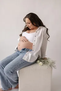 minneapolis maternity photo session with babys breath flowers
