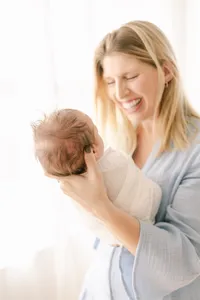 mom and baby lifestyle newborn photography kelly christine photography