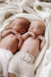 twin newborn photo session near woodbury mn