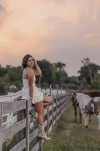 farm girl senior pictures