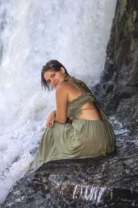 waterfall senior pictures poses Indianaplis senior photographer