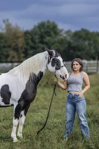 Senior posing with her horse Indianapolis senior pictures