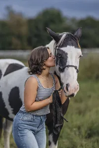 Senior kissing her horse Indianapolis senior photos