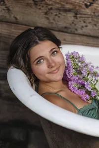 girl with a bouquet of flowers in a vintage cast iron bathtub, Indiana senior pictures