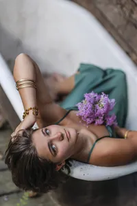 girl with a bouquet of flowers on a vintage cast iron bathtub Indianapolis senior pictures