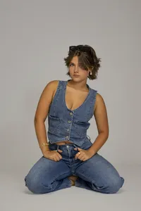 Senior girl sitting wearing denim on denim outfit cloverdale senior pictures