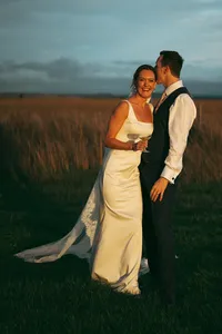 lizzy-matt-golden-hour-portrait-oxfordshire-wedding-2