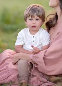 natural-boy-portrait-on-mothers-lap-melbourne