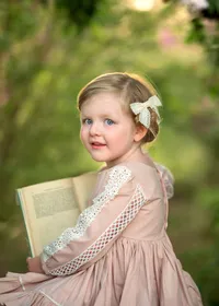 faye-girl-portrait-reading-book-in-melbourne-east-garden
