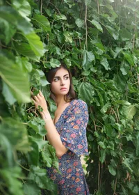 woman-in-lush-garden-melbourne-ethereal-women-portraits