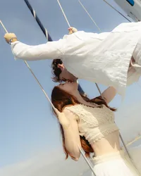 couple-seilboat-boat-sea-mediterranean-kiss-valencia
