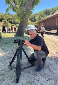Leo Fontes filming on set