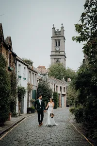 Wedding couple walking hand and hand down circus lane // Modern wedding photography at Royal College of Physicians