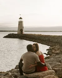 lake-hefner-lighthouse-couples-pictures-okc-14